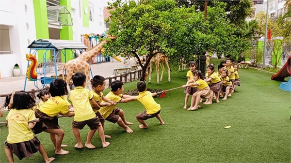 Cùng các bé lớp MGL A1, A2 chơi trò chơi dân gian Kéo co và Bịt mắt bắt dê nhé!